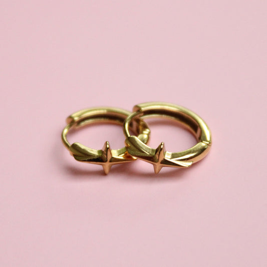 GOLDEN BAR HUGGIE OORBELLEN