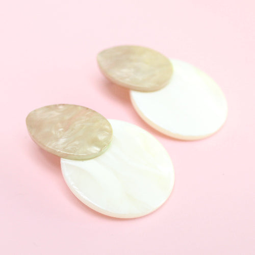 a acrylic earring in pearl color with beige